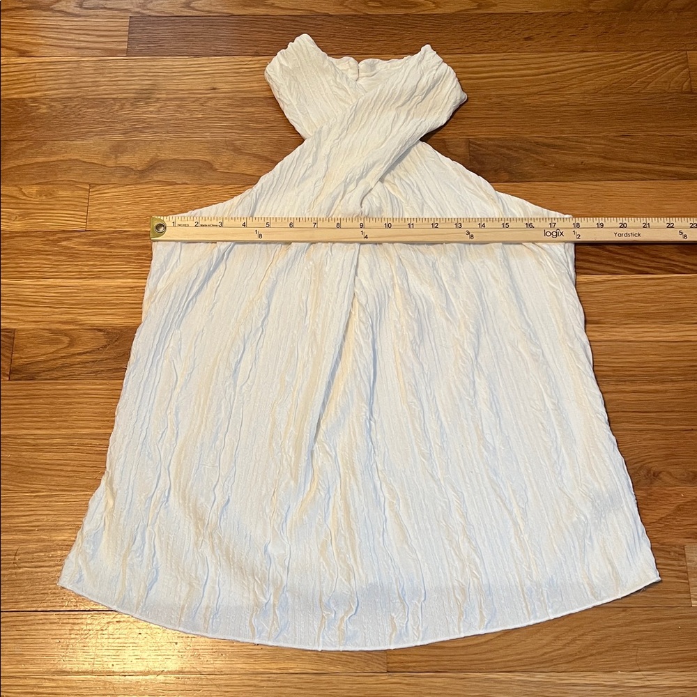 Chiquease Solid Criss Cross Halter
Blouse size large - Picture 5 of 9